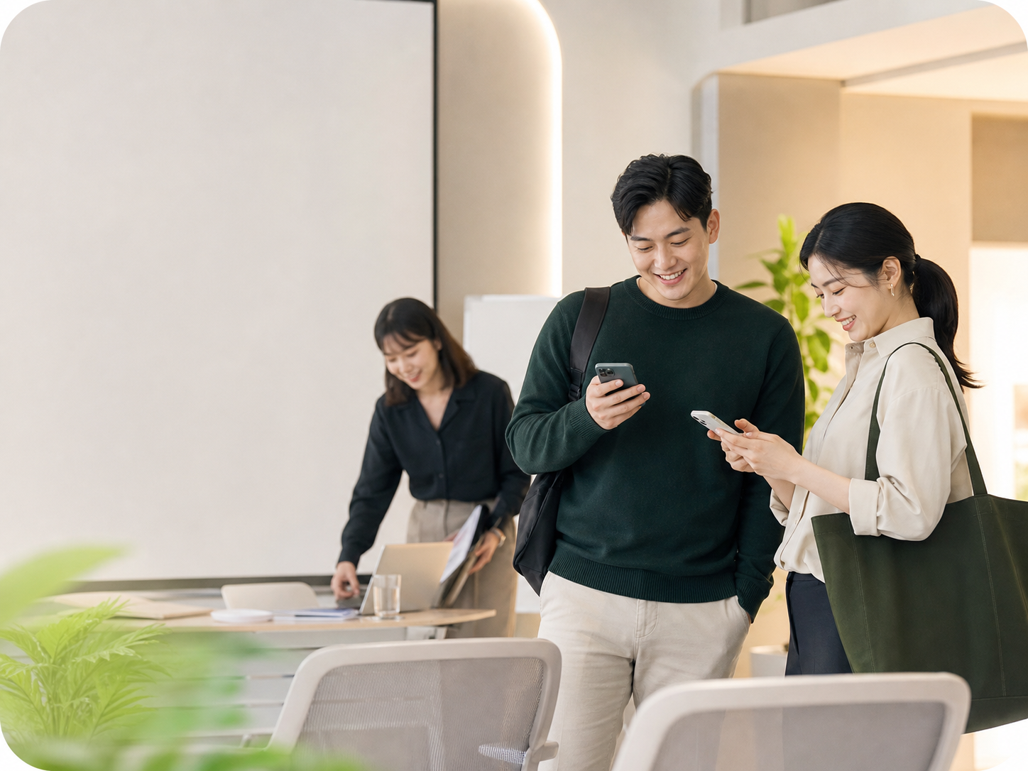 행사 참여자들이 모바일로 만족도 설문에 답하는 장면